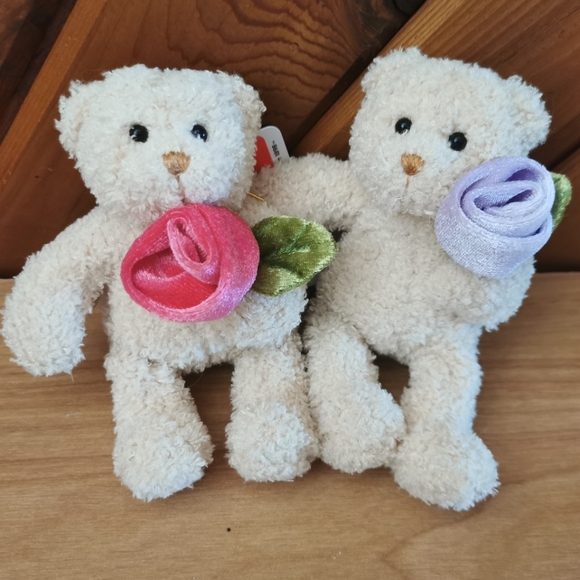 Adorable Teddy Bears With Roses - Picture 2 of 3